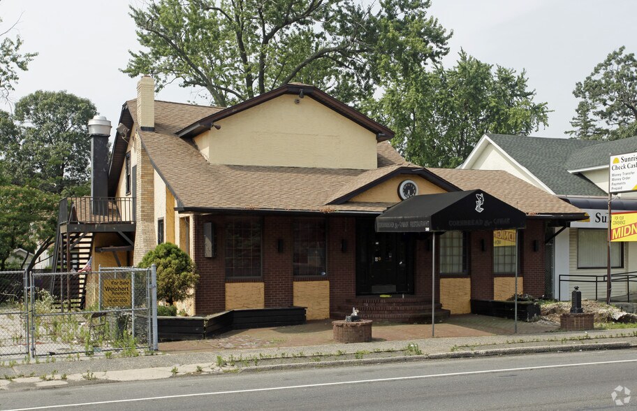 More Photos Of 590 Sunrise Hwy, Baldwin Freestanding For Lease