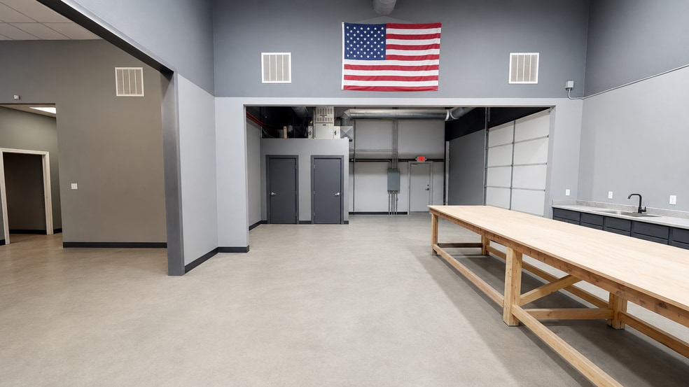 More Photos Of 2605 W Storage Parkway Rd, Rogers Flex For Lease