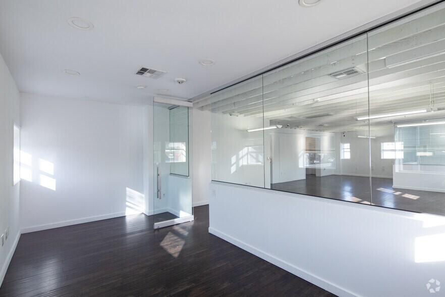 More Photos Of 900 N Western Ave, Los Angeles Showroom For Sale