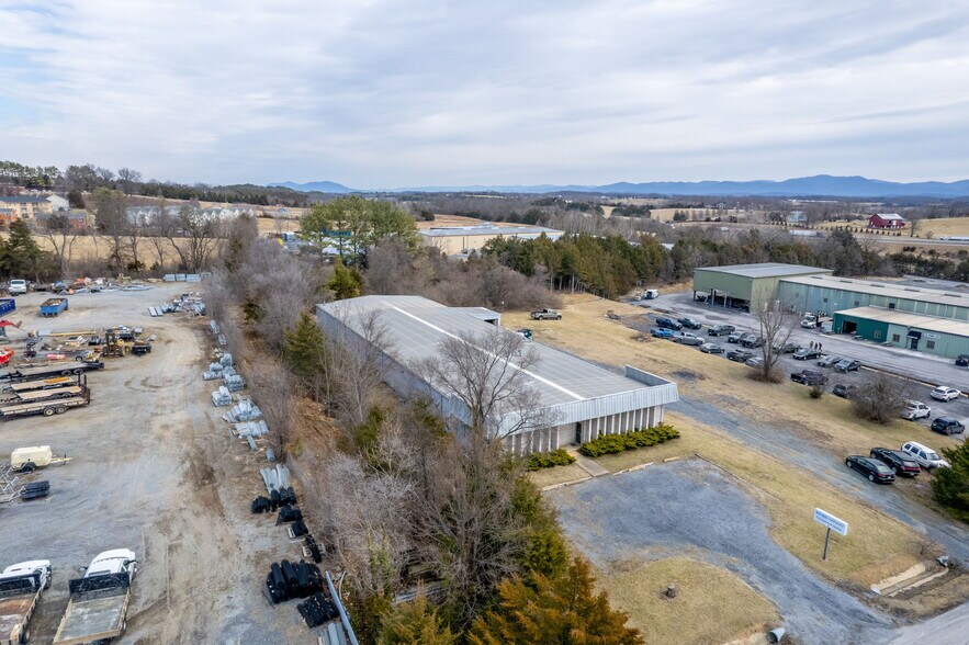 More Photos Of 52 Mid Valley Ln, Verona Warehouse For Lease