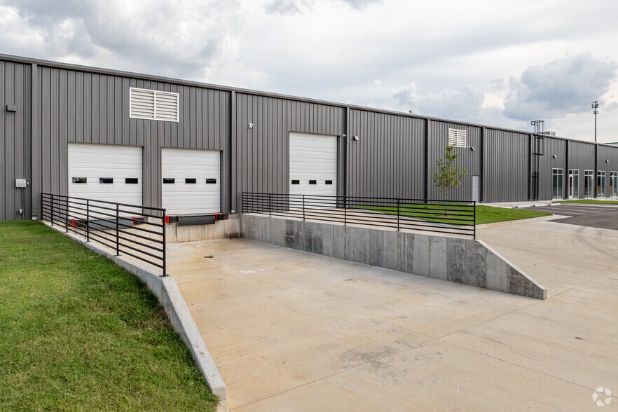 More Photos Of 516 W Henri de Tonti Blvd, Tontitown Industrial For Lease