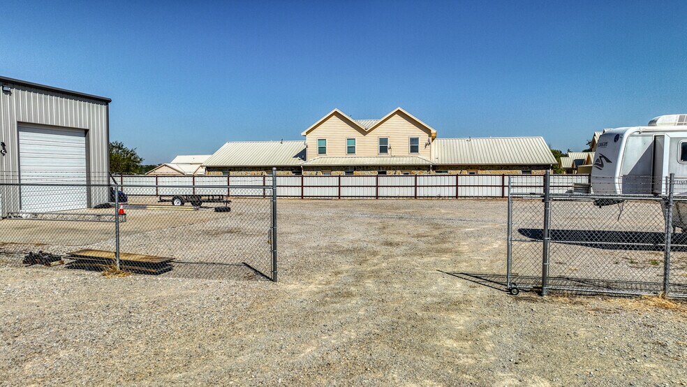More Photos Of 125 Winners Cir, Weatherford Showroom For Sale
