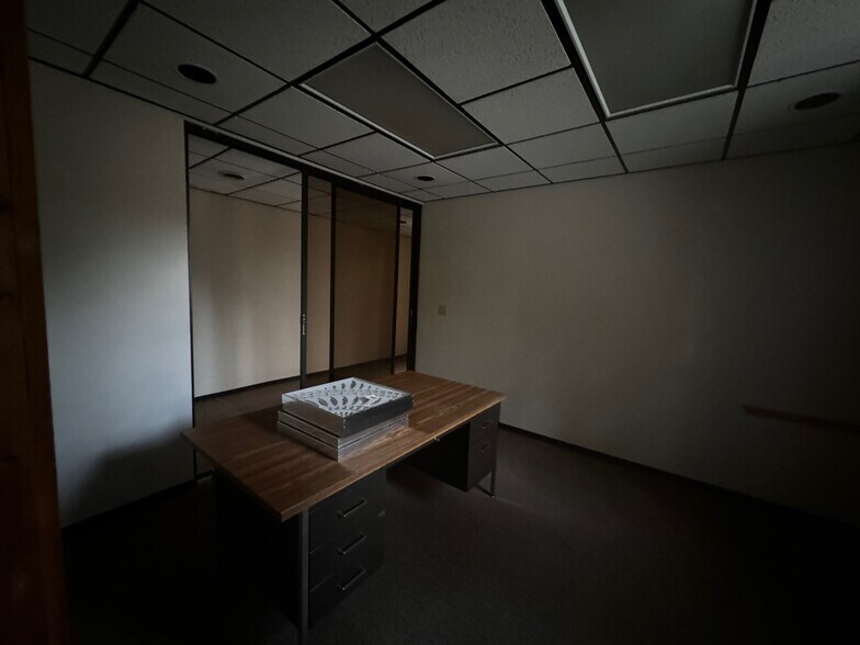 More Photos Of 111 Bucklin St, La Salle Office For Sale