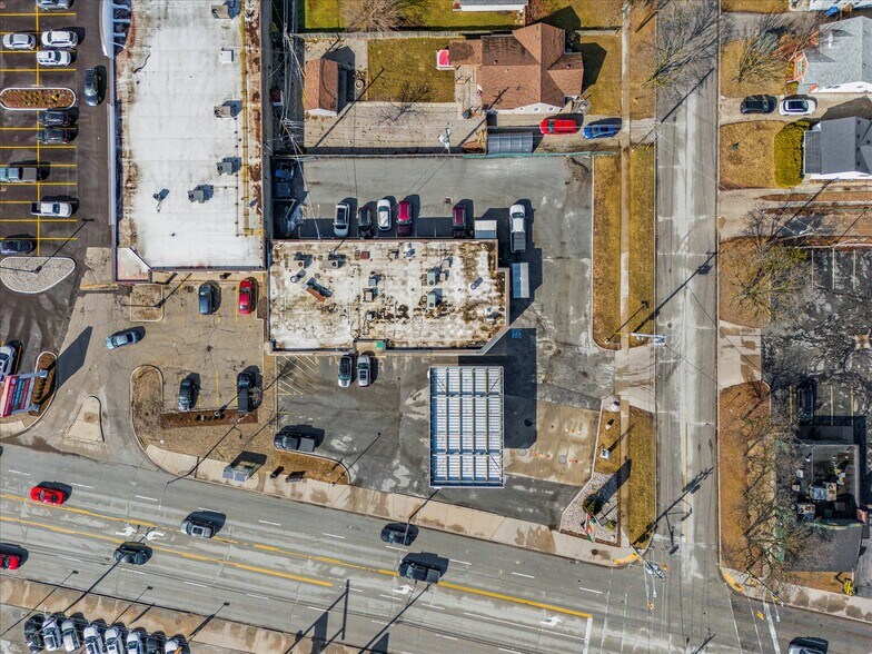 More Photos Of 5124 Tecumseh Rd E, Windsor Freestanding For Sale