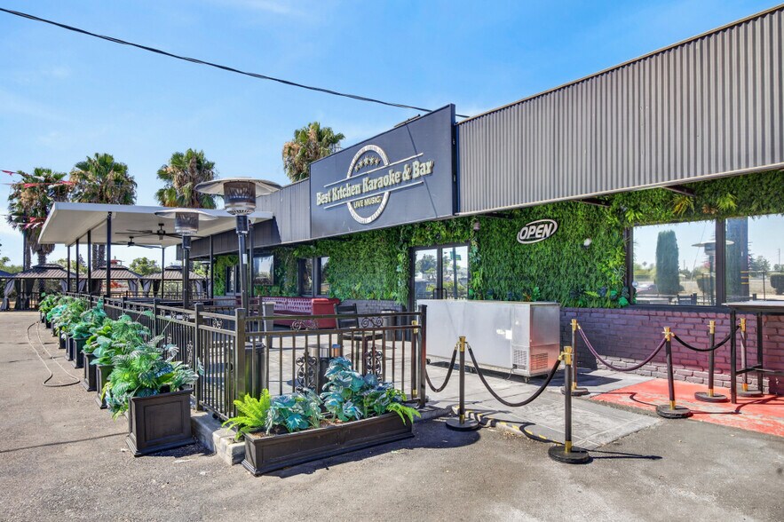 More Photos Of 7121 Governors Cir, Sacramento Restaurant For Sale