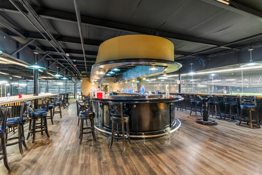 More Photos Of 4304 Metric Dr, Winter Park Warehouse For Lease