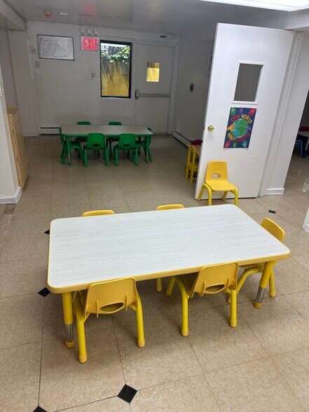 More Photos Of 7314 Yellowstone Blvd, Forest Hills Storefront Retail Residential For Lease