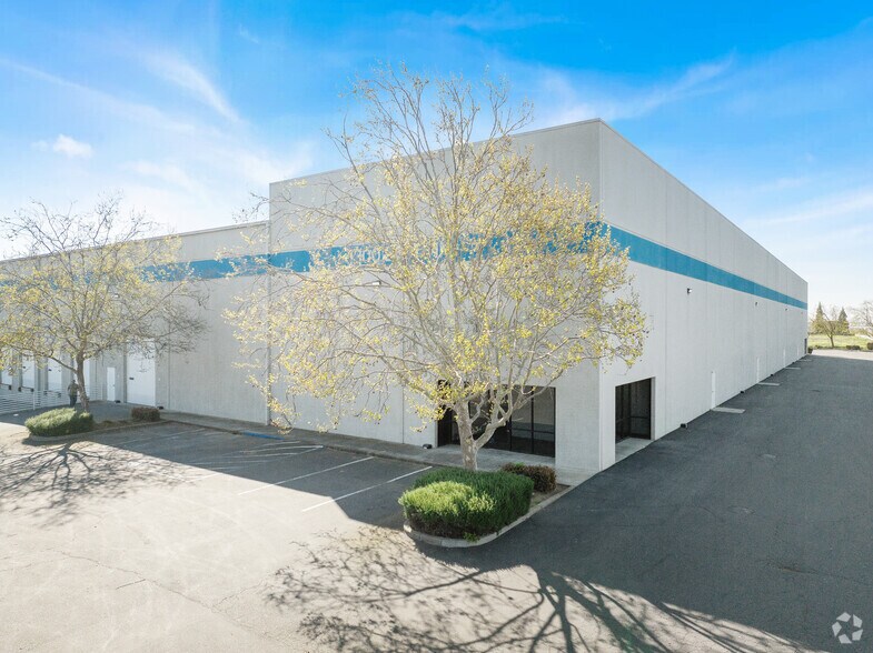 More Photos Of 1300 E Vine St, Lodi Distribution For Lease