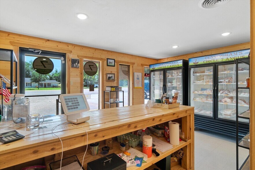 More Photos Of 701 E Pine St, Edgewood Flex For Lease