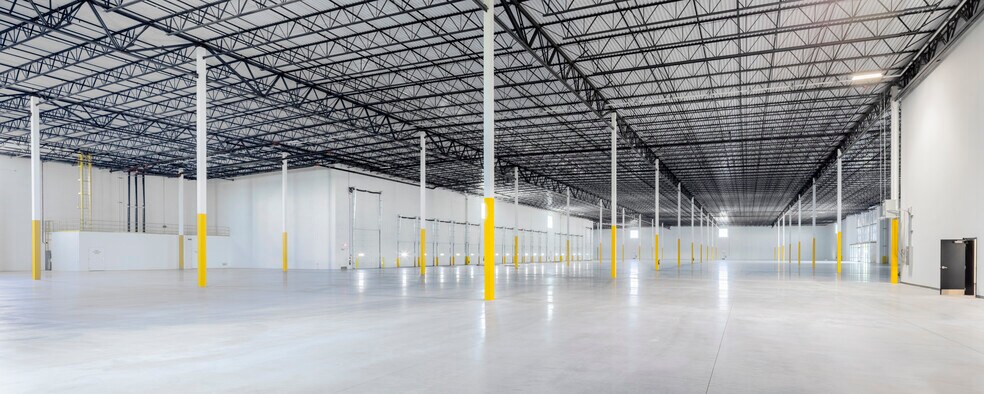 More Photos Of 2700 York Rd, Elk Grove Village Warehouse For Lease
