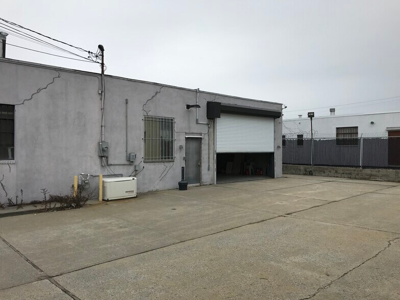 More Photos Of 84 Toledo St, Farmingdale Warehouse For Lease