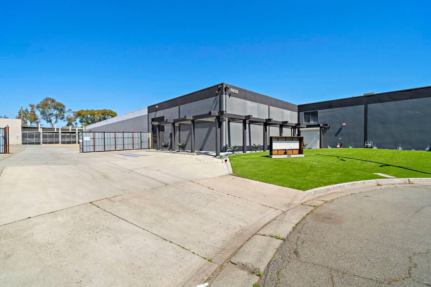 More Photos Of 1909 S Susan St, Santa Ana Distribution For Sale