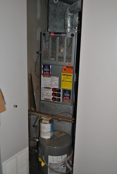 More Photos Of 1434 W Montrose Ave, Chicago Storefront For Lease