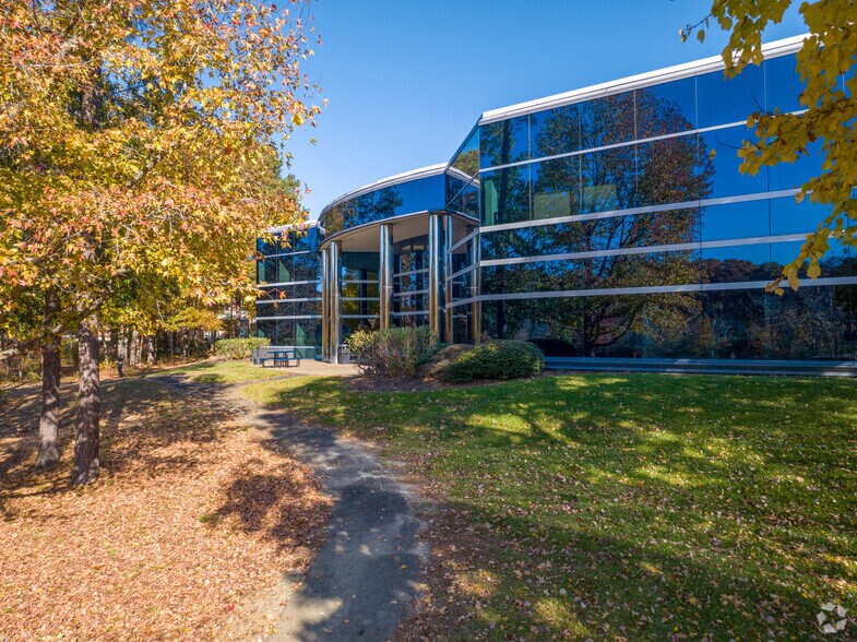 More Photos Of 2820 Waterford Lake Dr, Midlothian Office For Lease