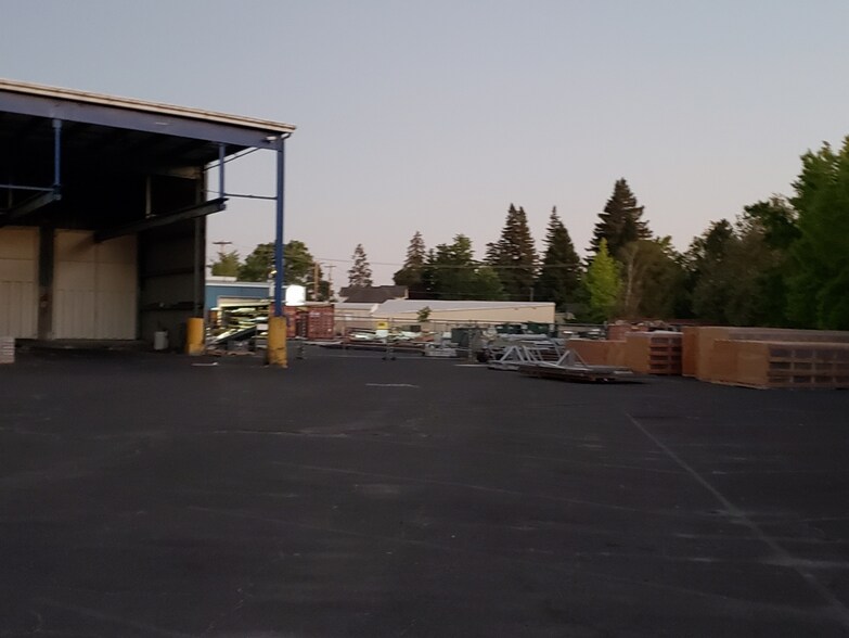 More Photos Of 500 E Illinois St, Newberg Manufacturing For Lease