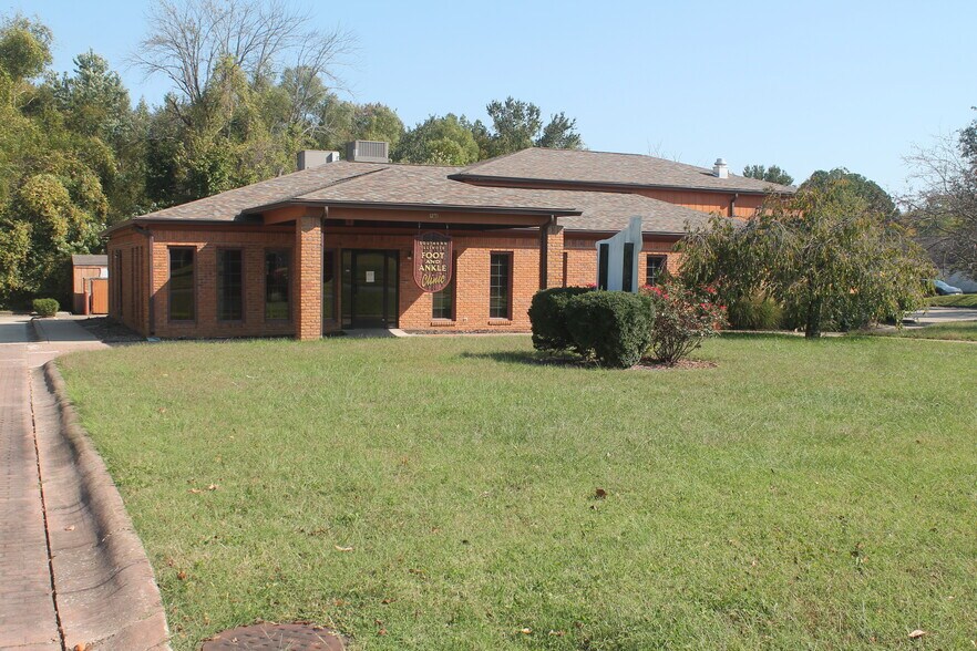 Primary Photo Of 1235 Cedar Ct, Carbondale Medical For Sale