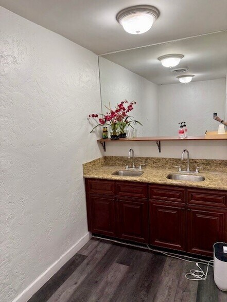 More Photos Of 10730 Riverside Dr, Toluca Lake Medical For Sale