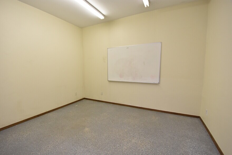 More Photos Of 701 W Broadway, Seminole Manufacturing For Sale