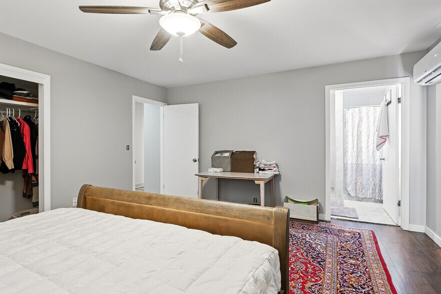 More Photos Of 91 E Main St, Bicknell Hotel For Sale