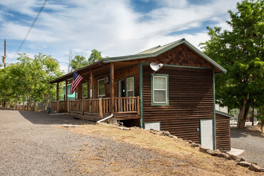 More Photos Of 206 Elrod Ave, Maupin Storefront Retail Residential For Lease