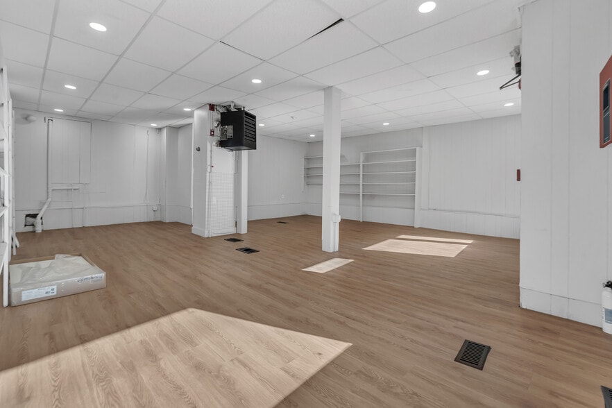 More Photos Of 415 Broad St, Cumberland Flex For Lease