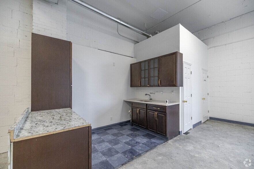 More Photos Of 700 Summa Ave, Westbury Distribution For Sale