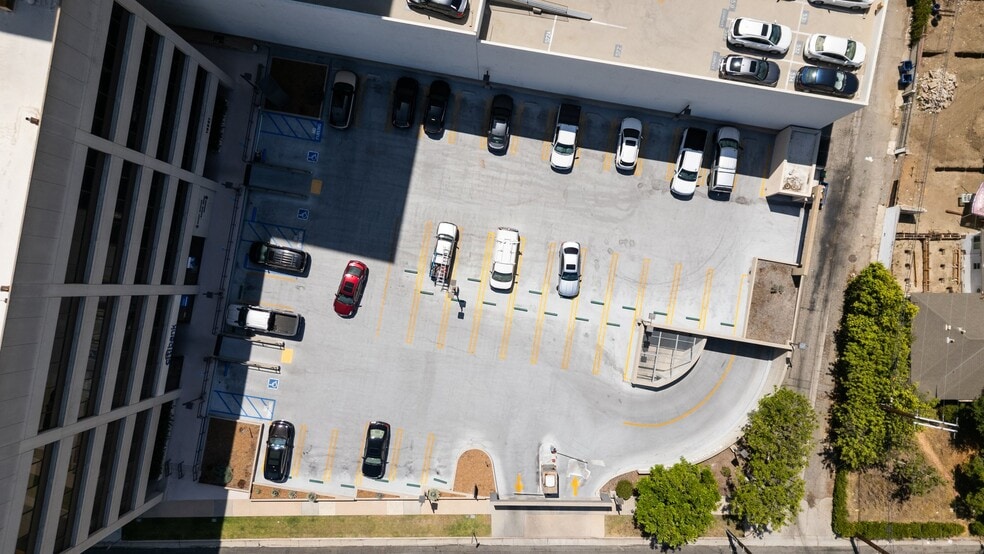 More Photos Of 16601 Ventura Blvd, Encino Office For Sale