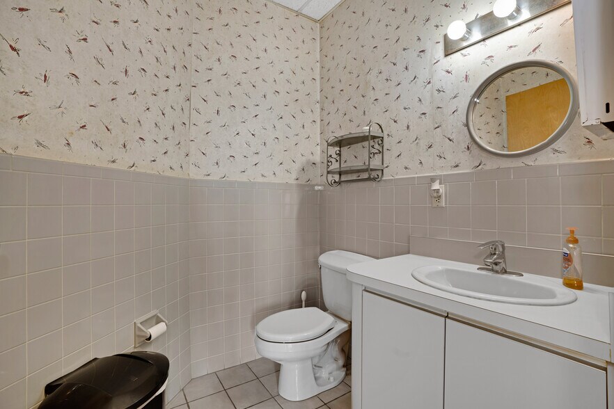 More Photos Of 1656 Oak Tree Rd, Edison Medical For Lease