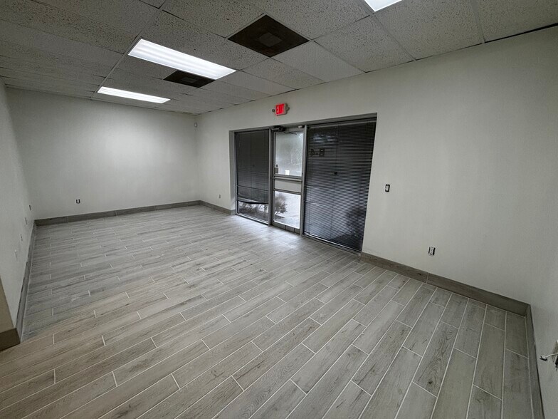 More Photos Of 1715 Independence Blvd, Sarasota Light Distribution For Lease