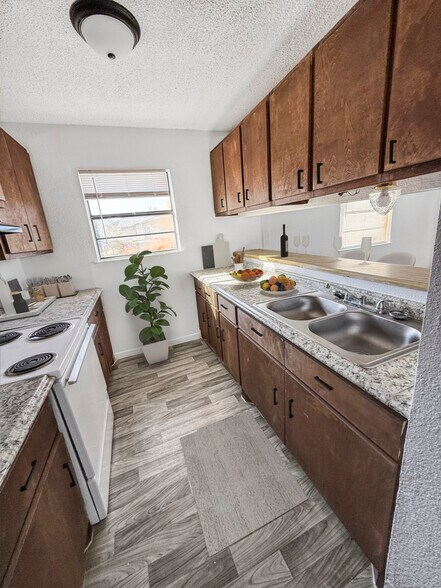 More Photos Of 1105 Westwood Ln, Giddings Apartments For Sale