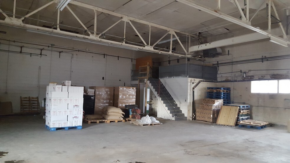 More Photos Of 3915 Hiawatha Ave, Minneapolis Light Distribution For Lease
