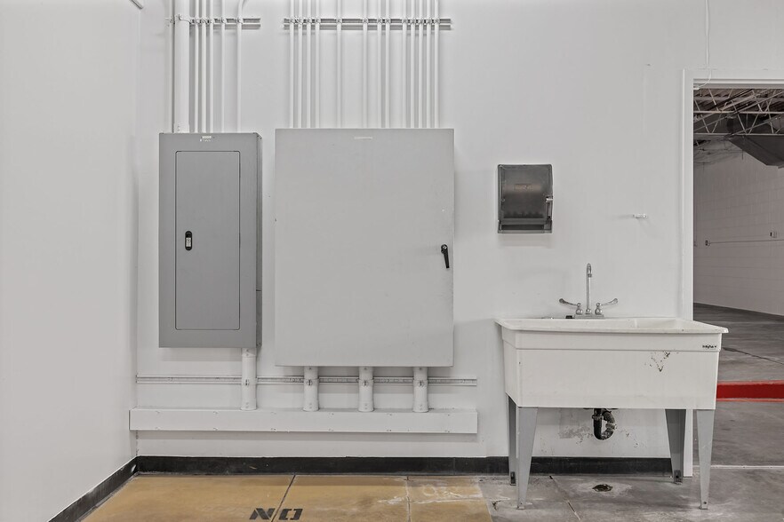 More Photos Of 4905 E 41st Ave, Denver Warehouse For Sale