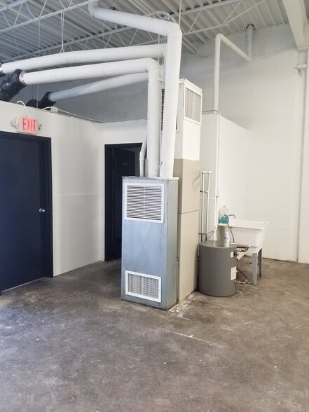 More Photos Of 729-739 Fullerton Ave, Addison Warehouse For Lease
