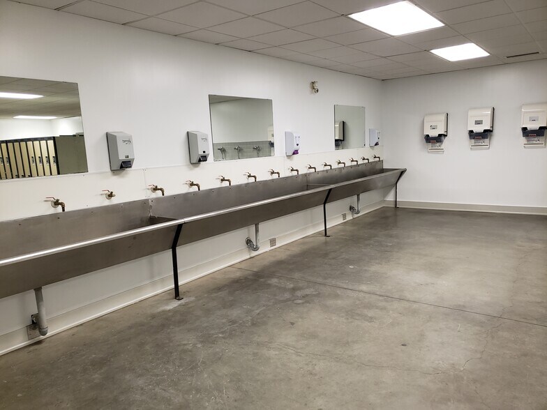 More Photos Of 7622 18th St NW, Edmonton Manufacturing For Lease