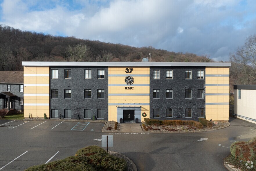 More Photos Of 37 Saw Mill River Rd, Hawthorne Loft Creative Space For Lease