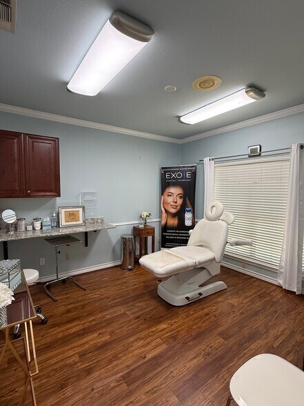 More Photos Of 600 S Harbor Ct, Granbury Office For Lease