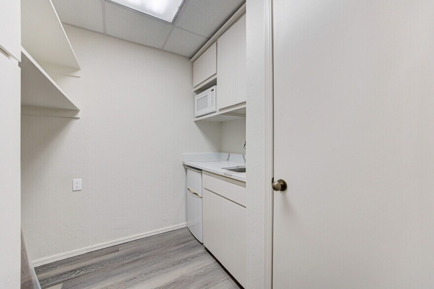 More Photos Of 2401 Tee Cir, Norman Office For Sale