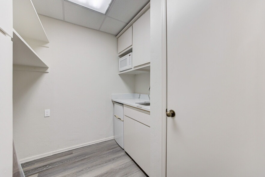 More Photos Of 2401 Tee Cir, Norman Office For Lease