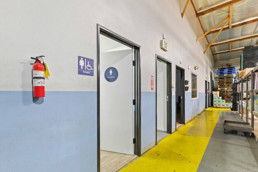 More Photos Of 9362 Eton Ave, Chatsworth Warehouse For Lease