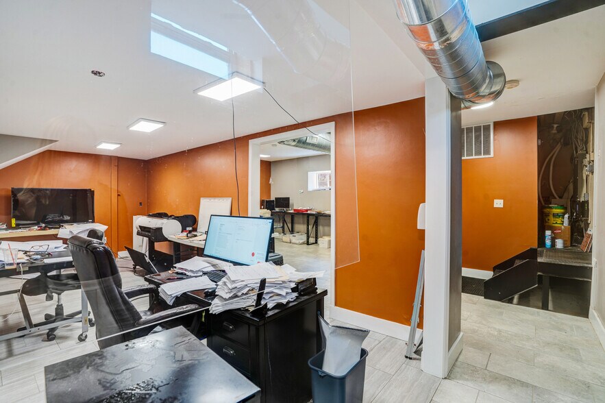 More Photos Of 17 Glenwood Ave, Hyde Park Warehouse For Sale