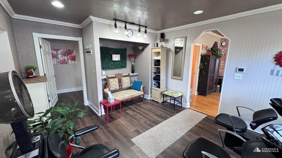 More Photos Of 612 Main St, Windsor General Retail For Sale