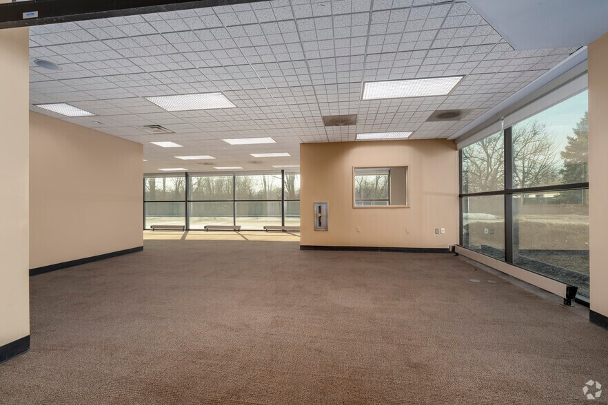 More Photos Of 30730 Groesbeck Hwy, Roseville Bank For Sale