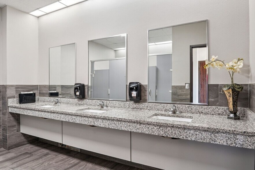 More Photos Of 1800 Teague Dr, Sherman Office For Sale
