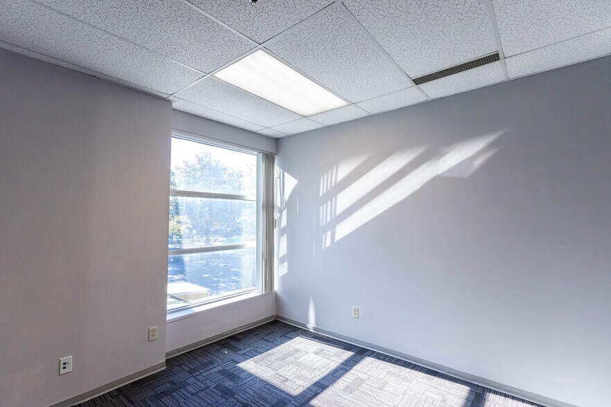 More Photos Of 3871 N Fraser Way, Burnaby Showroom For Sale