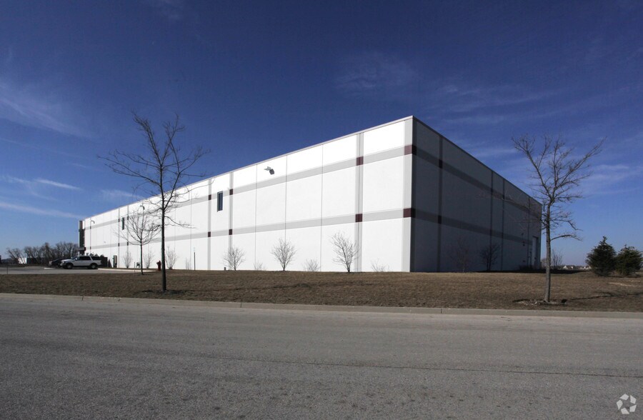 More Photos Of 1000 Wesemann Dr, West Dundee Distribution For Lease
