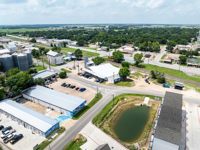 More Photos Of 2614 Washington St, Waller Freestanding For Lease