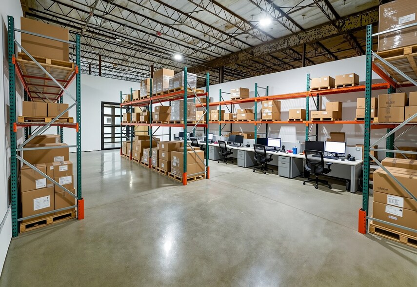 More Photos Of 600 S 1st St, Rogers Warehouse For Lease