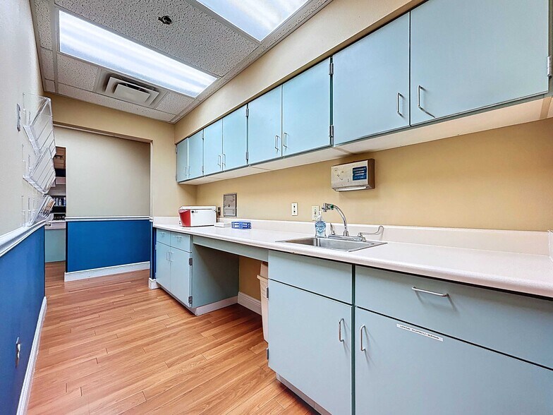More Photos Of 11373 Cortez Blvd, Brooksville Medical For Sale