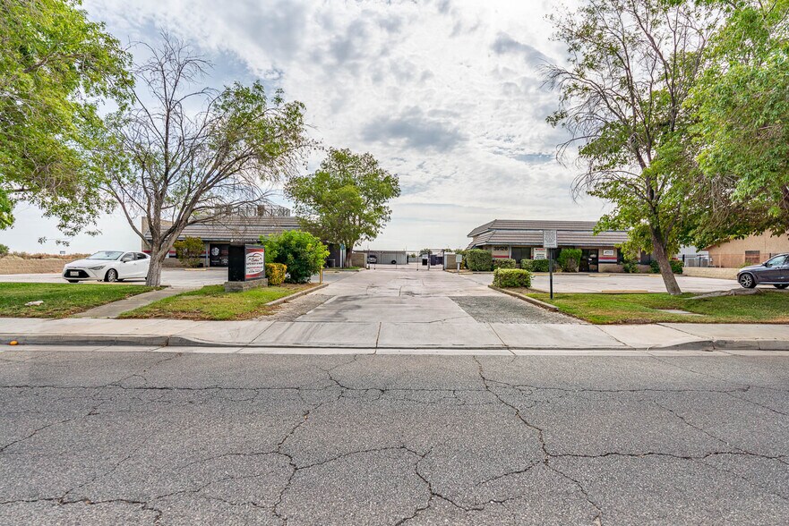 More Photos Of 39126-39130 3rd St E, Palmdale Service For Sale
