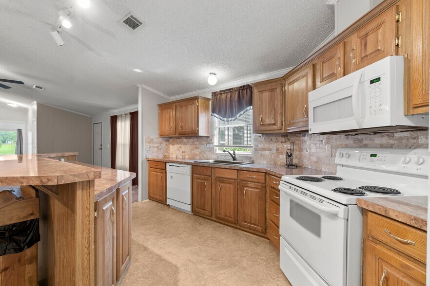 More Photos Of 3318 SH-146S, Livingston Mixed Retail For Sale